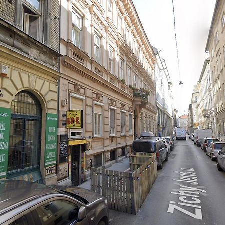 Free Parking Basilica Rob'S Home - Ac, Wi-Fi, Smart Tv Budapest Bagian luar foto